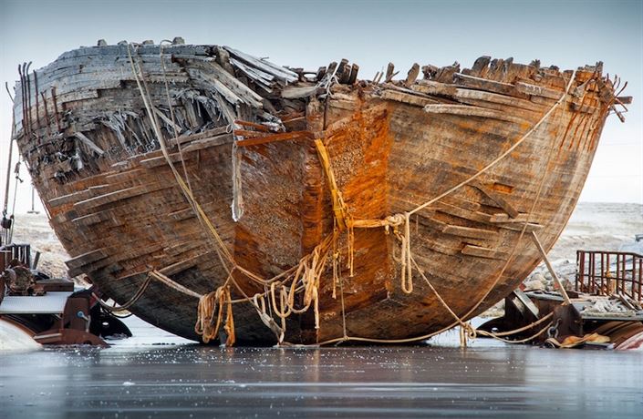Hundre år senere var Amundsens skip på vei mot Norge.  Den forble under vann i 85 år St