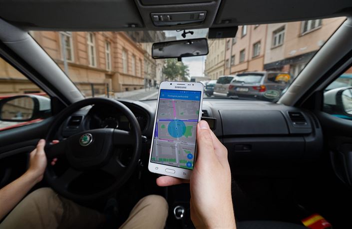 Mobilní aplikace pomáhají �idi��m s parkováním.