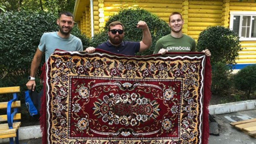Fanou�ci Rostova pronesli na stadion koberec. Jeho motiv se stal inspirací pro...