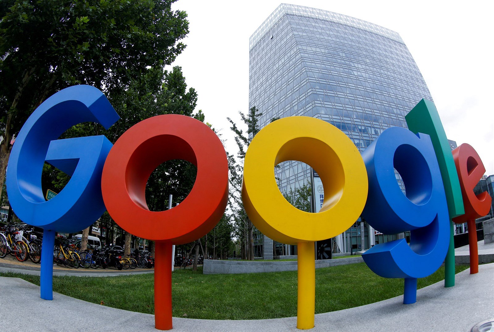 Logo společnosti Google před kanceláří v Číně.