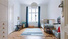 Dtský pokoj: lustr Kartell a koberec IKEA