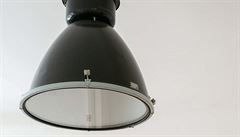 Obývací pokoj:  stropní industriální lampa z Novoretro