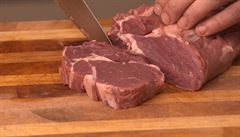 Rib-eye osute utrkou a nakrájejte ho na steaky o tlouce cca 2 cm.