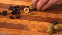 Rajata nakrájejte na kostiky a olivy na koleka