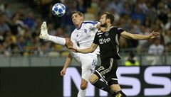 Daley Blind (v černém) z Ajaxu v souboji s Denisem Garmašem z Dinama Kyjev. | na serveru Lidovky.cz | aktuální zprávy