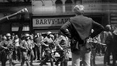 Fotografie poízená Britem Chrise Rooneym 21. srpna 1968 na Vinohradské ulici v...