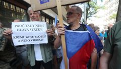 Ped budovou eského rozhlasu demonstrují lidé proti premiéru Andreji Babiovi,...