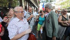Ped budovou eského rozhlasu demonstrují lidé proti premiéru Andreji Babiovi,...