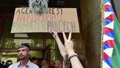 Lidé demonstrují ped budovou eského rozhlasu proti premiéru Andreji Babiovi,...