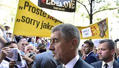 Lidé demonstrují ped budovou eského rozhlasu proti premiéru Andreji Babiovi...