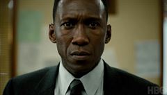 Mahershala Ali jako detektiv Wayne Holt v tetí ad seriálu Temný zloin...