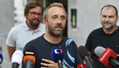Zran�ný �idi� kamionu Martin Ku�era, který p�e�il pád janovského mostu.