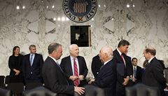 Senátora McCaina jednání o Sýrii nudilo. Radši hrál na iPhonu poker