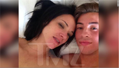 Hereka Asia Argentová a hercem Jimmym Bennettem.