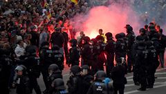 Po ubodání Němce demonstrovaly v Chemnitzu tisíce lidí. Policie nasadila vodní děla