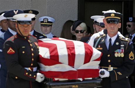 Cindy McCainov se svm synem Jackem McCainem jsou za rakv zesnulho...