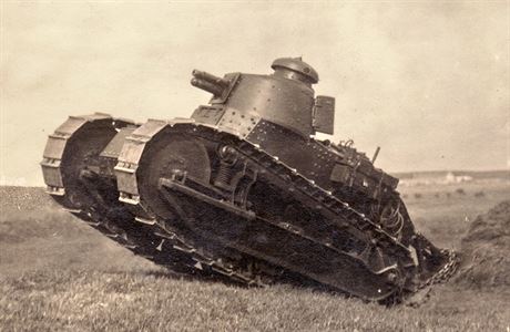 Francouzsk tank z doby prvn svtov vlky Renault FT 17. Stroj povaovan za...