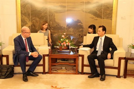 Bývalý český premiér Bohuslav Sobotka na setkání s náměstkem čínského ministra...