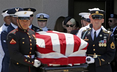 Cindy McCainová se svým synem Jackem McCainem jsou za rakví zesnulého...