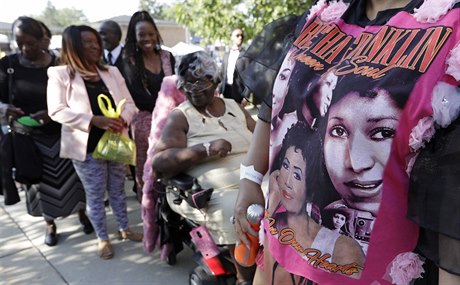Lidé z Detroitu ekají na vstup do obadní sín na poheb Arethy Franklinové.