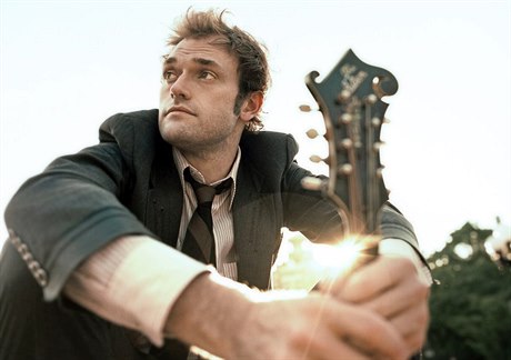 Chris Thile. Frontman kapely Punch Brothers je �pi�kový mandolinista.