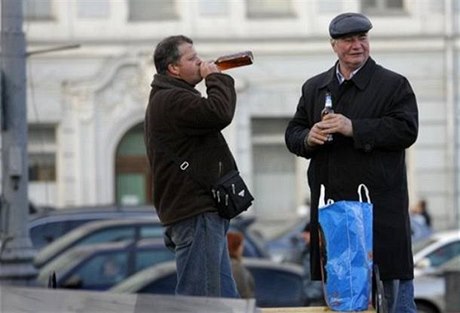 Rusové - alkoholici (ilustrační foto)