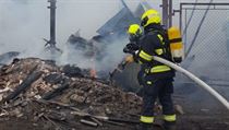 Hasiči zasahují ve čtvrtek u požáru většího množství odpadu a sutin v Praze...