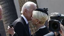 Manelka McCaina Cindy McCainov s bvalm viceprezidentem Bidenem.