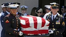 Cindy McCainov se svm synem Jackem McCainem jsou za rakv zesnulho...