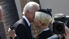 Manelka McCaina Cindy McCainová s bývalým viceprezidentem Bidenem.