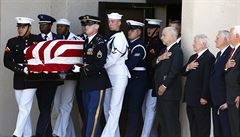 McCainova rakev je pokryta americkou vlajkou.