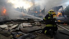 V pražských Kunraticích hořel odpad. Policejní odstřelovač zneškodnil tlakovou láhev