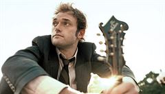 Chris Thile. Frontman kapely Punch Brothers je pikový mandolinista.