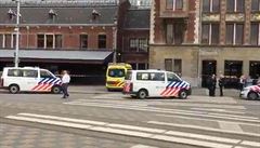 Útočník pobodal dva lidi na hlavním nádraží v Amsterodamu. Policie ho postřelila