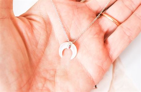 Fotogalerie: Mezi moje favority patří náhrdelník s perlou “pearl moon  chain” a náramek ...