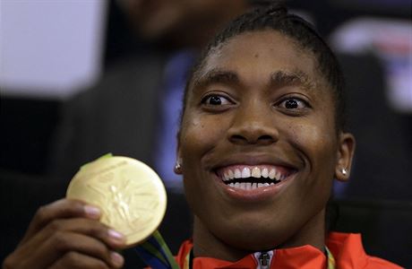 Caster Semenyaová se zlatou medailí z olympiády v Riu.