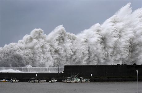 Vlny zpsobené tajfunem Jebi v pístavu na západ Japonska.