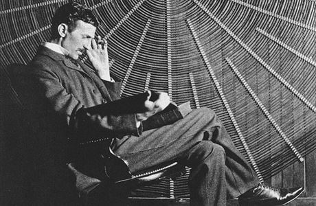 Nikola Tesla pi pokusech s tvarem vinutí transformátoru.