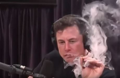 Kontroverzní miliardá Elon Musk v poadu komika Joa Rogana.