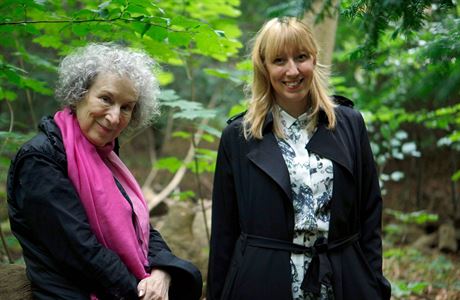 Spisovatelka Margaret Atwoodov se zakladatelkou projektu, umlkyn Katie...