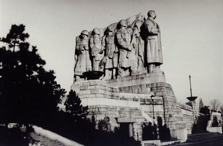 Stalinv pomník byl nejvtím skupinovým sousoím v Evrop, dnes z nj vak zbyl jen jeho podstavec.