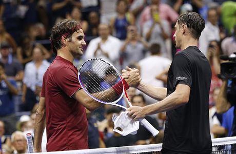 Roger Federer gratuluje Johnu Millmanovi k postupu.