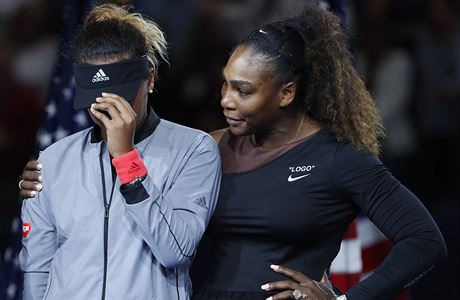 Serena Williamsová utuje plaící Naomi Ósakaovou.