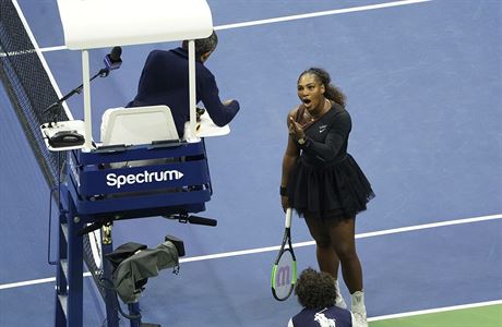 Serena Williamsov se hd s rozhodm bhem souboje s Naomi sakovou.