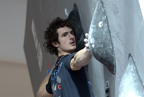 Sportovní lezec Adam Ondra.