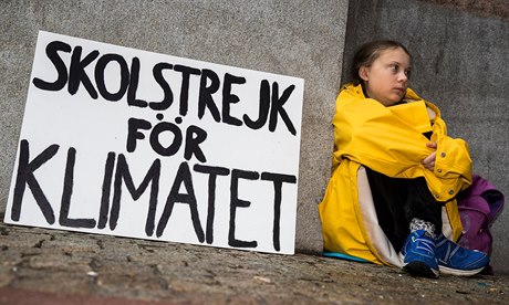Greta Thunbergová protestuje před budovou švédského parlamentu.