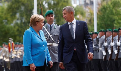 Merkelová pijala Babie v Berlín vojenskými poctami.
