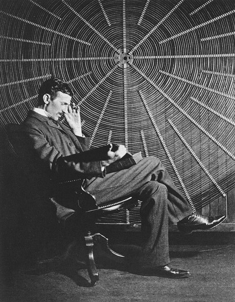 Nikola Tesla pi pokusech s tvarem vinutí transformátoru.