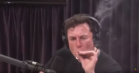 editel podniku Tesla Elon Musk s jointem v poadu s komikem Joem Roganem.