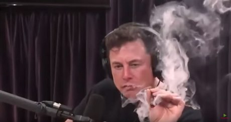 Kontroverzní miliardář Elon Musk v pořadu komika Joa Rogana.